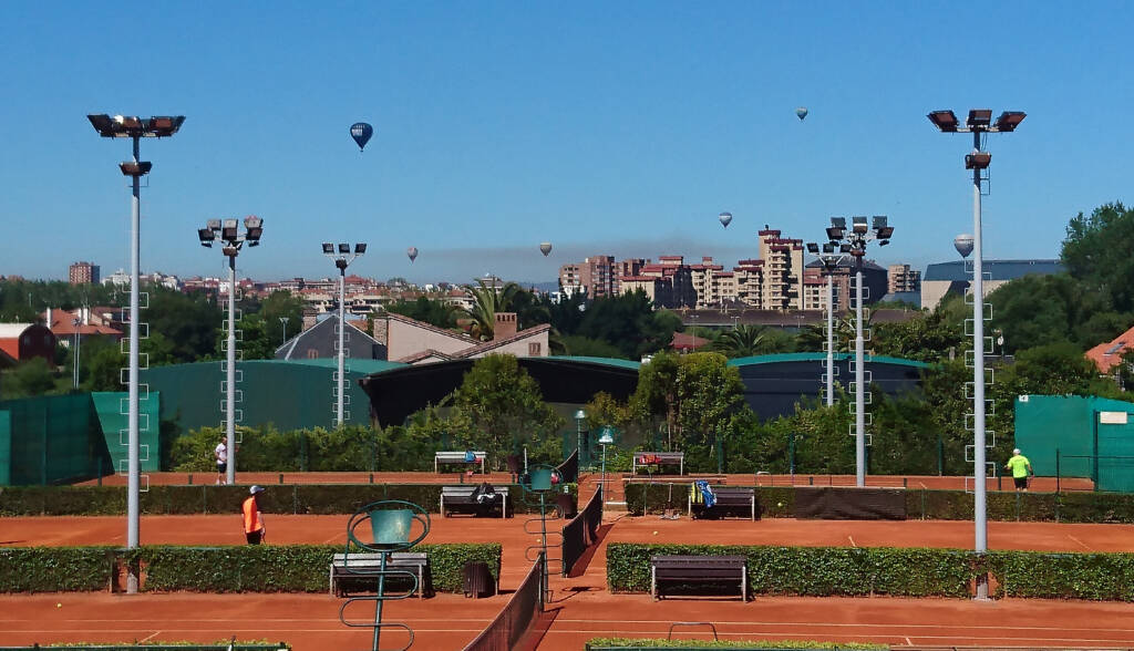 pistas descubiertas del Real Club Tenis Gijón con globos al fondo
