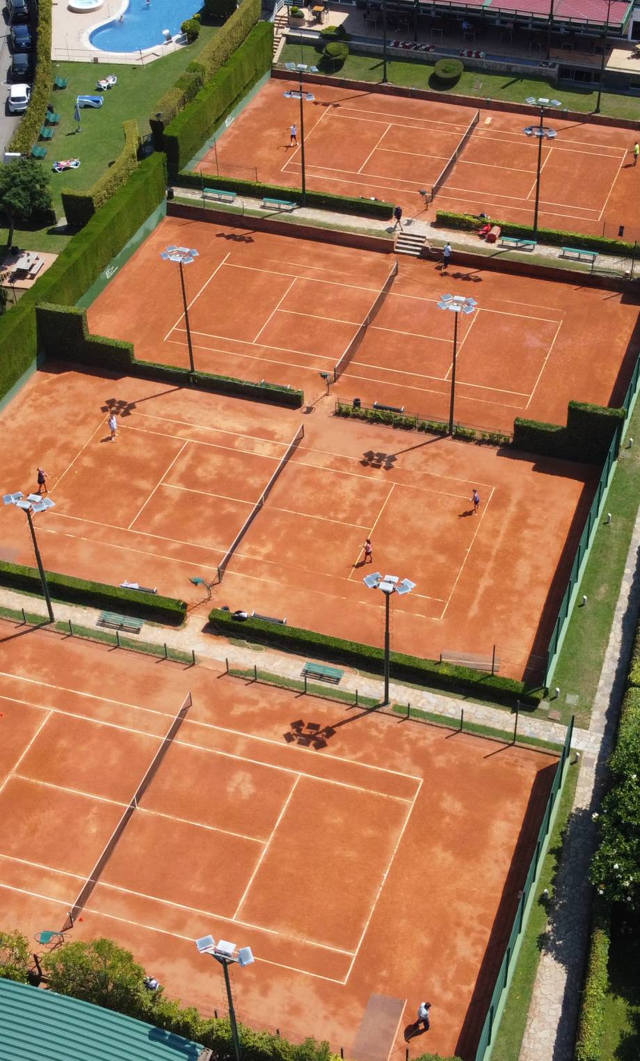 Foto aérea de las pistas de tierra batida descubiertas de Real Club Tenis Gijón